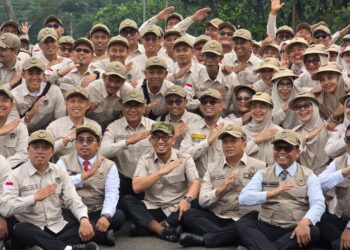 Wakil Menteri Haji dan Umrah, Dahnil Anzar Simanjuntak (depan tengah) bersama petugas haji 2026.(Foto: Dok. Kementerian Haji dan Umrah)
