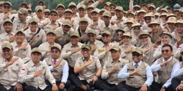 Wakil Menteri Haji dan Umrah, Dahnil Anzar Simanjuntak (depan tengah) bersama petugas haji 2026.(Foto: Dok. Kementerian Haji dan Umrah)