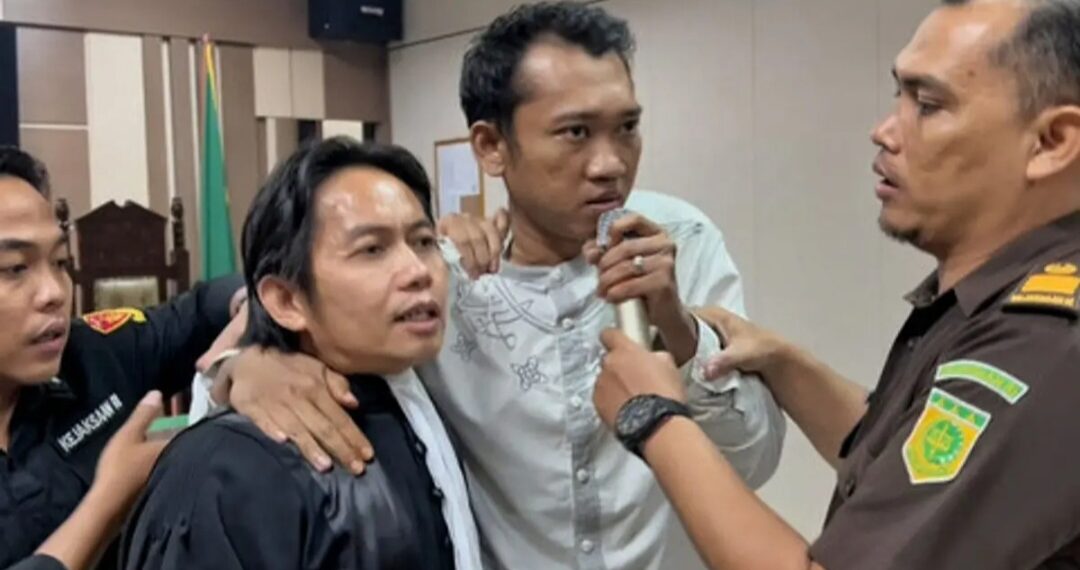 Ririn Rifanto, terdakwa kasus pembunuhan satu keluarga sesuai menjalani sidang di Pengadilan Negeri Indramayu.(Foto:Istimewa).