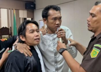 Ririn Rifanto, terdakwa kasus pembunuhan satu keluarga sesuai menjalani sidang di Pengadilan Negeri Indramayu.(Foto:Istimewa).