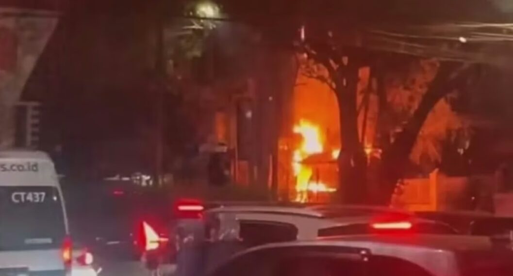 Aksi anarkis diwarnai pembakaran fasilitas umum di kawasan Tamansari, Kota Bandung, Jum'at (01/05/2026) malam.(Foto:Istimewa).