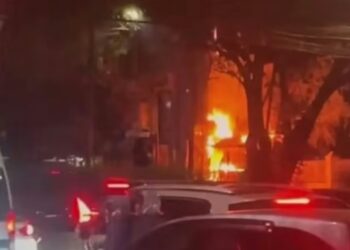 Aksi anarkis diwarnai pembakaran fasilitas umum di kawasan Tamansari, Kota Bandung, Jum'at (01/05/2026) malam.(Foto:Istimewa).