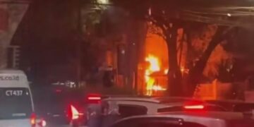 Aksi anarkis diwarnai pembakaran fasilitas umum di kawasan Tamansari, Kota Bandung, Jum'at (01/05/2026) malam.(Foto:Istimewa).