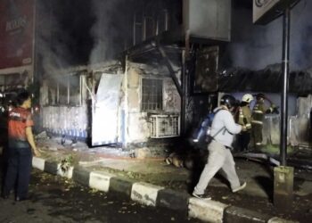 Salah satu fasilitas umum videotron yang dirusak dan dibakar massa anarkis di kawasan Tamansari, Kota Bandung.(Foto:Istimewa).