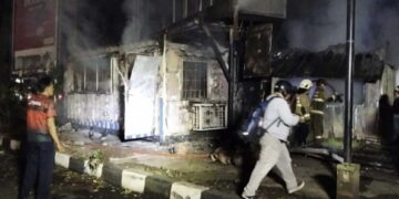 Salah satu fasilitas umum videotron yang dirusak dan dibakar massa anarkis di kawasan Tamansari, Kota Bandung, bertepatan Hari Buruh, atau May Day 2026.(Foto:Istimewa).