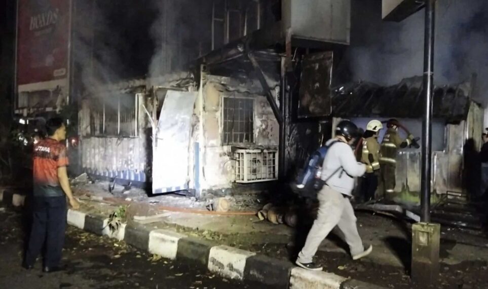 Salah satu fasilitas umum videotron yang dirusak dan dibakar massa anarkis di kawasan Tamansari, Kota Bandung.(Foto:Istimewa).