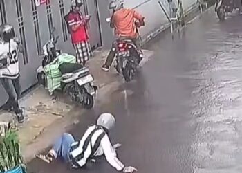 Tangkapan layar rekaman CCTV aksi begal di siang bolong terhadap kurir paket di Jalan Maksudi, Panjunan, Kecamatan Astanaanyar, Kota Bandung.(Foto:Istimewa).