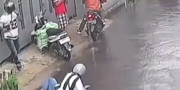Tangkapan layar rekaman CCTV aksi begal di siang bolong terhadap kurir paket di Jalan Maksudi, Panjunan, Kecamatan Astanaanyar, Kota Bandung.(Foto:Istimewa).