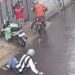 Tangkapan layar rekaman CCTV aksi begal di siang bolong terhadap kurir paket di Jalan Maksudi, Panjunan, Kecamatan Astanaanyar, Kota Bandung.(Foto:Istimewa).