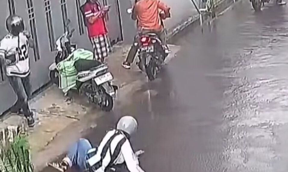 Tangkapan layar rekaman CCTV aksi begal di siang bolong terhadap kurir paket di Jalan Maksudi, Panjunan, Kecamatan Astanaanyar, Kota Bandung.(Foto:Istimewa).