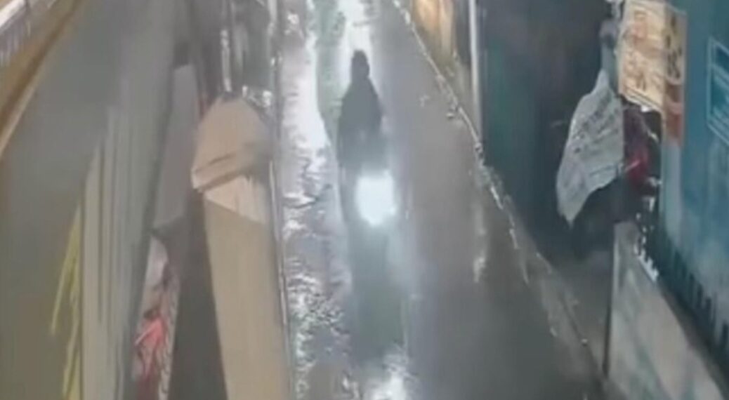 Tangkapan layar pelaku pencurian paket yang terekam CCTV.(Foto:Istimewa).