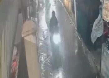 Tangkapan layar pelaku pencurian paket yang terekam CCTV.(Foto:Istimewa).