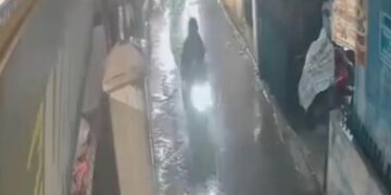Tangkapan layar pelaku pencurian paket yang terekam CCTV.(Foto:Istimewa).