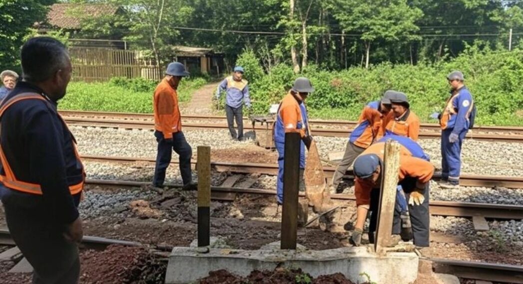 Aktivitas penutupan permanen perlintasan sebidang di wilayah PT KAI Daop 2 Bandung.(Foto:PT KAI Daop 2 Bandung)