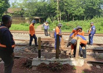 Aktivitas penutupan permanen perlintasan sebidang di wilayah PT KAI Daop 2 Bandung.(Foto:PT KAI Daop 2 Bandung)