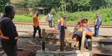 Aktivitas penutupan permanen perlintasan sebidang di wilayah PT KAI Daop 2 Bandung.(Foto:PT KAI Daop 2 Bandung)