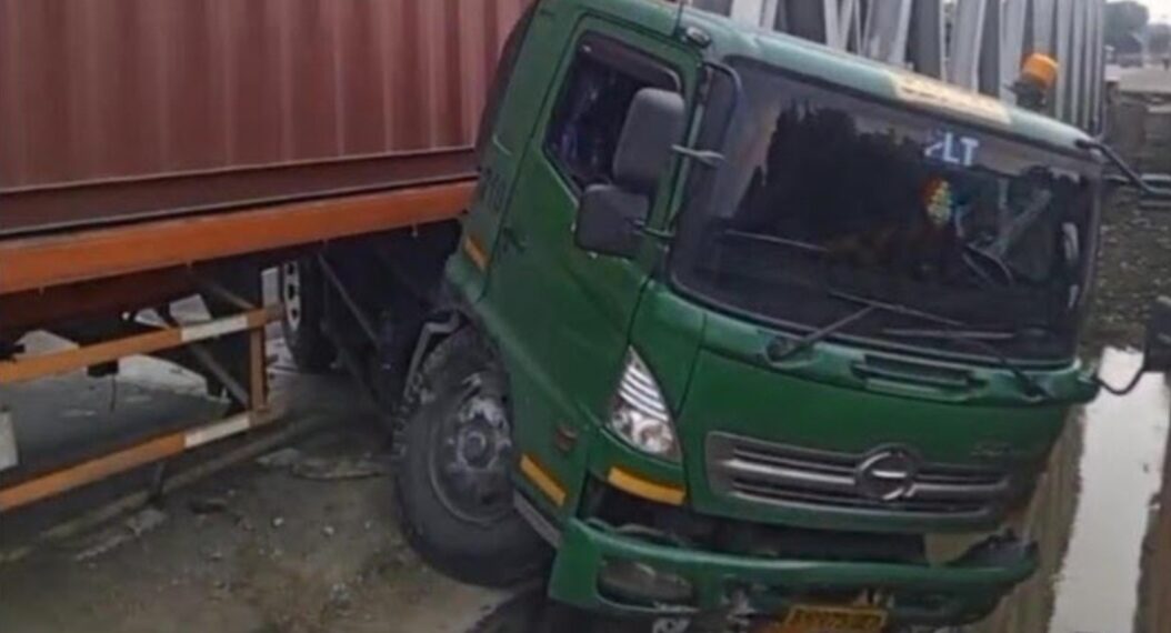 Truk Tractor Head Hino bernopol B 9975 UEM yang mengalami kecelakaan di Jembatan Sewo, Kabupaten Indramayu, hingga menabrak wanita 'penyapu koin' tewas di lokasi.(Foto:Istimewa).