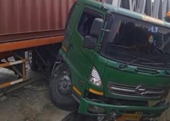 Truk Tractor Head Hino bernopol B 9975 UEM yang mengalami kecelakaan di Jembatan Sewo, Kabupaten Indramayu, hingga menabrak wanita 'penyapu koin' tewas di lokasi.(Foto:Istimewa).
