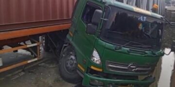 Truk Tractor Head Hino bernopol B 9975 UEM yang mengalami kecelakaan di Jembatan Sewo, Kabupaten Indramayu, hingga menabrak wanita 'penyapu koin' tewas di lokasi.(Foto:Istimewa).