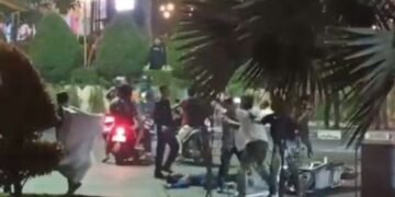Tangkapan layar video viral pria terkapar dalam bentrokan supporter Persib dan Persija di Karawang, Minggu (10/05/2026) malam.(Foto:Istimewa).