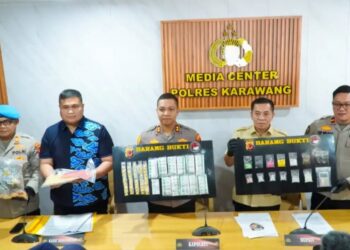 Kapolres Karawang, AKBP Fiki Novian Ardiansyah, menunjukkan barang bukti narkoba jenis sabu yang disita dari dua pengedar.(Foto:Istimewa).