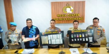 Kapolres Karawang, AKBP Fiki Novian Ardiansyah, menunjukkan barang bukti narkoba jenis sabu yang disita dari dua pengedar.(Foto:Istimewa).