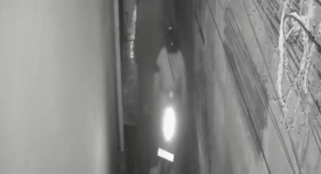 Tangkapan layar rekaman CCTV pelaku begal mahasiswi Unpad di kawasan Jatinangor, Sumedang.(Foto:Istimewa).