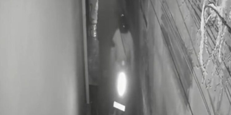 Tangkapan layar rekaman CCTV pelaku begal mahasiswi Unpad di kawasan Jatinangor, Sumedang.(Foto:Istimewa).