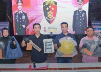 Kasatreskrim Polrestabes Bandung, AKBP Anton menunjukan barang bukti dalam kasus pembunuhan pria terhadap mantan adik ipar.(Foto:Istimewa).