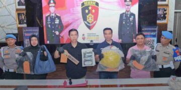 Kasatreskrim Polrestabes Bandung, AKBP Anton menunjukan barang bukti dalam kasus pembunuhan pria terhadap mantan adik ipar.(Foto:Istimewa).