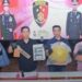 Kasatreskrim Polrestabes Bandung, AKBP Anton menunjukan barang bukti dalam kasus pembunuhan pria terhadap mantan adik ipar.(Foto:Istimewa).