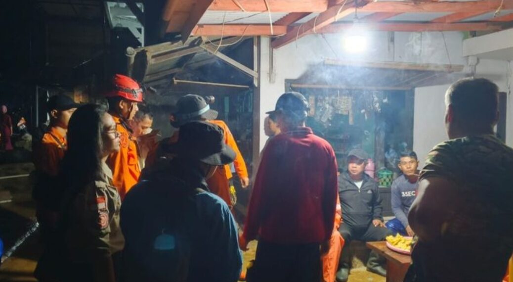 Tim SAR gabungan di lokasi longsor di Curug Cileat, Subang, yang menyeret dua wanita wisatawan.(Foto:Istimewa).