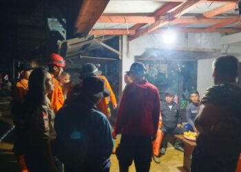 Tim SAR gabungan di lokasi longsor di Curug Cileat, Subang, yang menyeret dua wanita wisatawan.(Foto:Istimewa).