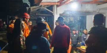 Tim SAR gabungan di lokasi longsor di Curug Cileat, Subang, yang menyeret dua wanita wisatawan.(Foto:Istimewa).