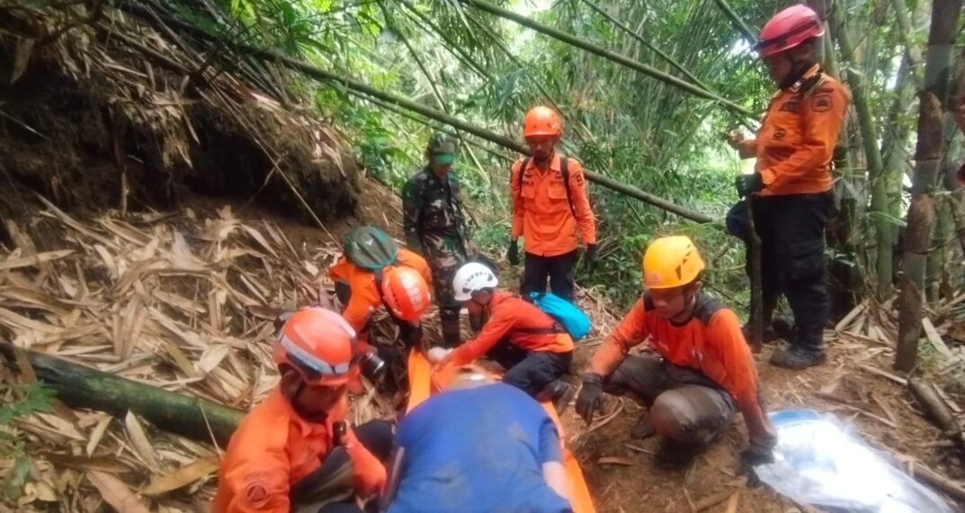 Tim SAR gabungan mengevakuasi jasad wanita wisatawan korban longsor di Curug Cileat, Kabupaten Subang.(Foto:Istimewa).