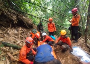Tim SAR gabungan mengevakuasi jasad wanita wisatawan korban longsor di Curug Cileat, Kabupaten Subang.(Foto:Istimewa).