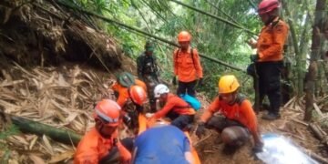 Tim SAR gabungan mengevakuasi jasad wanita wisatawan korban longsor di Curug Cileat, Kabupaten Subang.(Foto:Istimewa).