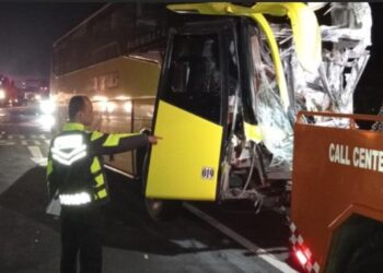 Bus pariwisata membawa rombongan study tour pelajar SMPN 2 Brangsong, Kendal, Jawa Tengah, rusak parah di bagian depan setelah terlibat tabrakan di Jalan Tol Cipali KM 88, Kabupaten Subang.(Foto:Istimewa).