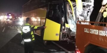 Bus pariwisata membawa rombongan study tour pelajar SMPN 2 Brangsong, Kendal, Jawa Tengah, rusak parah di bagian depan setelah terlibat tabrakan di Jalan Tol Cipali KM 88, Kabupaten Subang.(Foto:Istimewa).