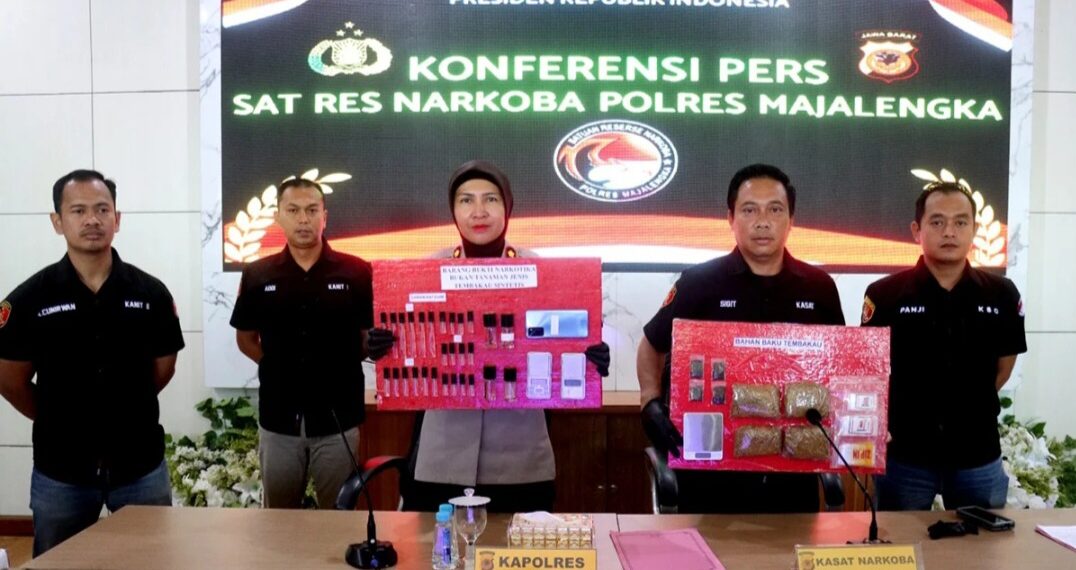 Kapolres Majalengka, AKBP Rita Suwadi, saat memberikan keterangan pers pengungkapan kasus peredaran narkoba.(Foto:Istimewa).