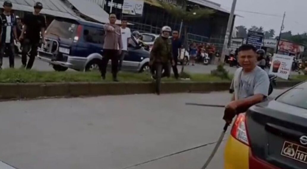 Tangkapan layar rekaman video pria yang dilaporkan oknum polisi ngamuk bawa samurai di Garut.(Foto:Istimewa).