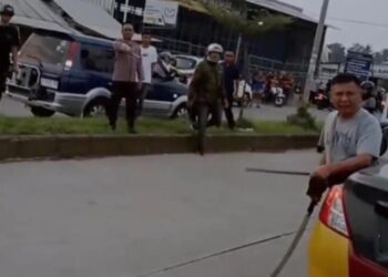 Tangkapan layar rekaman video pria yang dilaporkan oknum polisi ngamuk bawa samurai di Garut.(Foto:Istimewa).