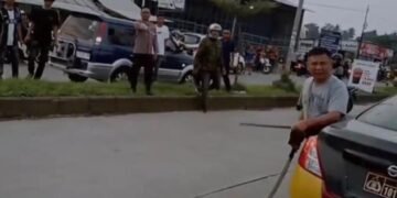 Tangkapan layar rekaman video pria yang dilaporkan oknum polisi ngamuk bawa samurai di Garut.(Foto:Istimewa).