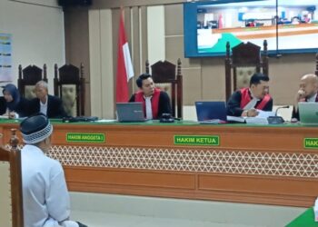 Priyo Bagus Setiawan, terdakwa kasus pembunuhan satu keluarga saat menjalani persidangan di Pengadilan Negeri Indramayu.(Foto:Istimewa).