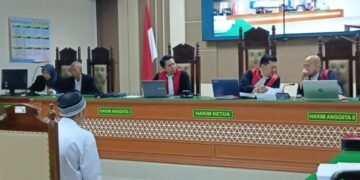 Priyo Bagus Setiawan, terdakwa kasus pembunuhan satu keluarga saat menjalani persidangan di Pengadilan Negeri Indramayu.(Foto:Istimewa).