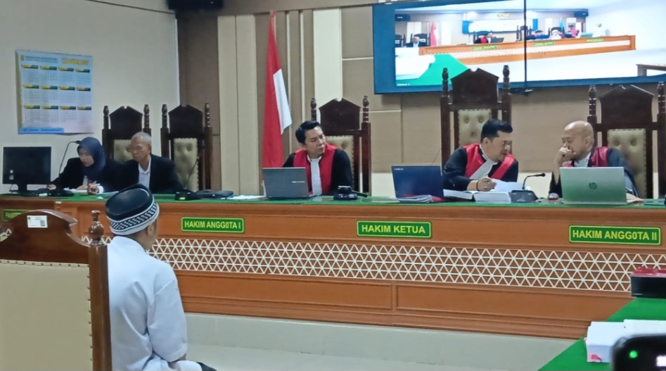 Priyo Bagus Setiawan, terdakwa kasus pembunuhan satu keluarga saat menjalani persidangan di Pengadilan Negeri Indramayu.(Foto:Istimewa).
