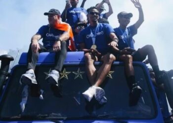 Pemain Persib Bandung, Beckham Putra saat pawai kemenangan Persib Hattrick Juara Super League, Minggu (24/05/2026).(Foto:Istimewa).