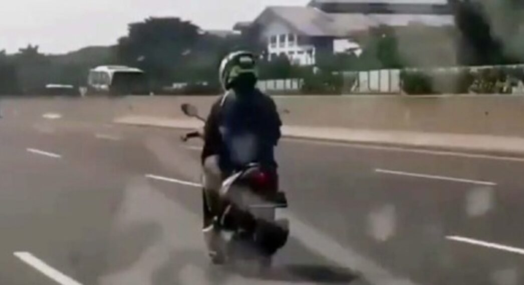 Pengendara sepeda motor masuk tol.(Foto:Istimewa).