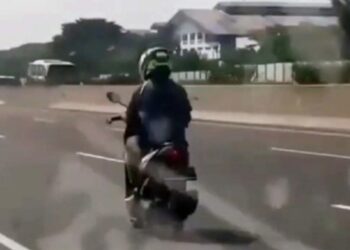 Pengendara sepeda motor masuk tol.(Foto:Istimewa).