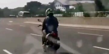 Pengendara sepeda motor masuk tol.(Foto:Istimewa).